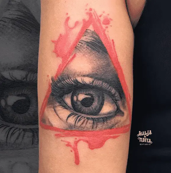 Tatuaje de un ojo dentro de un triangulo