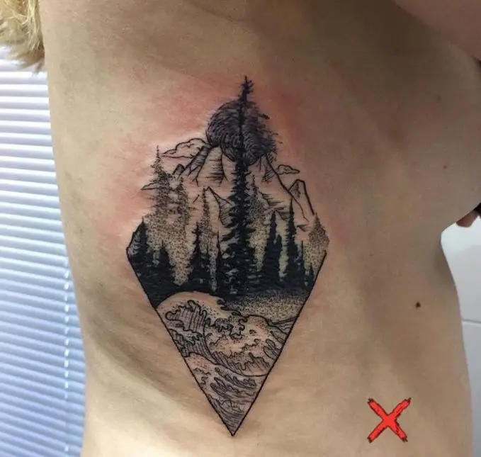 Tatuaje de olas y montañas en un rombo, trabajo de Delvasink