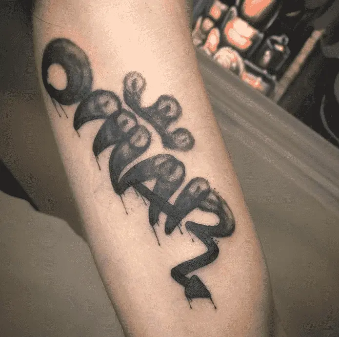Tatuaje nombre Omar estilo graffiti, trabajo de El Chorro Arts