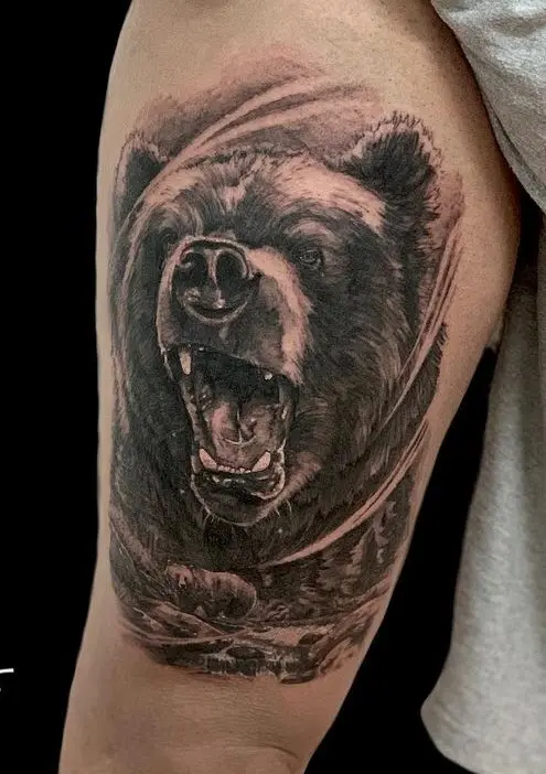 Tatuaje de un oso en el gemelo, trabajo de Delvasink