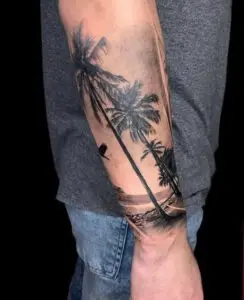 Tatuaje de una playa con palmeras