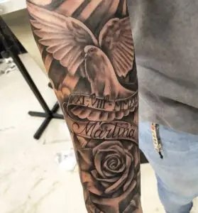 Tatuaje en el brazo cinta con nombre Martina y rosa — Tatuajes realistas