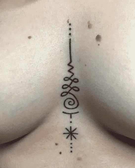 Tatuaje underboob, trabajo de Tattoo Adicts