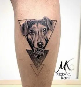 Tatuaje perro en el brazo estilo realista con tres triangulos — Tatuajes realistas