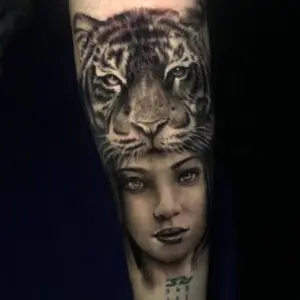 Tatuaje de una chica con un tigre en la cabeza, estilo realista