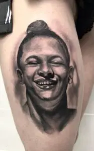 Tatuaje muslo cara realista