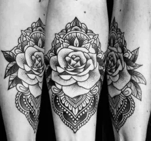 Tatuaje neotradicional de rosa
