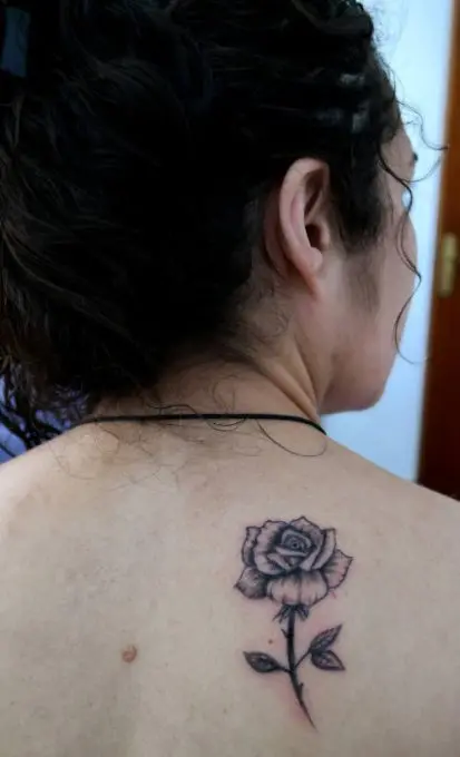 Tatuaje rosa espalda, trabajo de Leticia Hidalgo