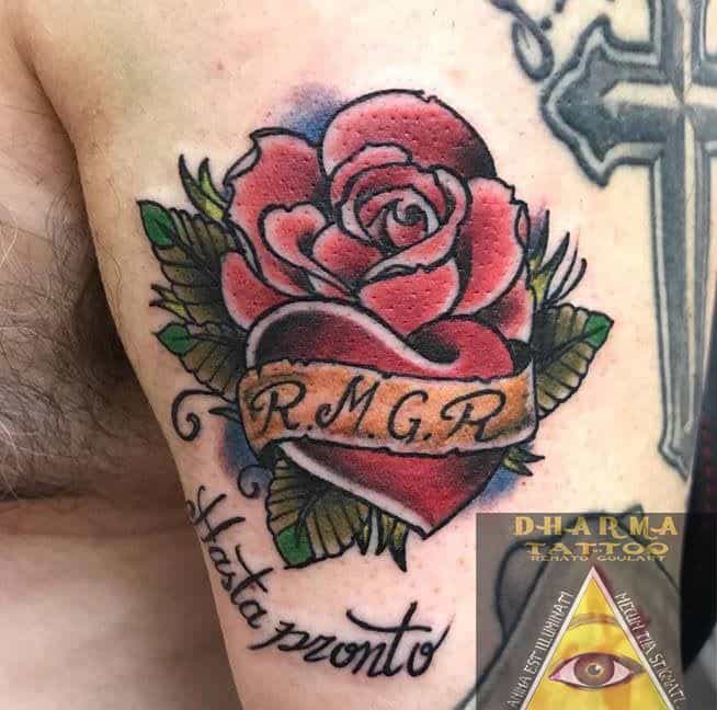 Tatuaje rosa y corazón, trabajo de Dharma Tattoo