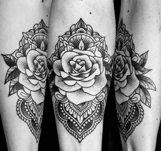 Tatuaje neotradicional de rosa