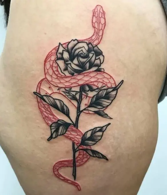 Tatuaje serpiente y rosa, trabajo de Salamanca Classic Tattoo