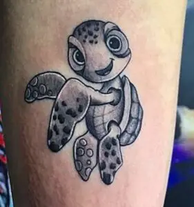 Tatuaje mini tortuga