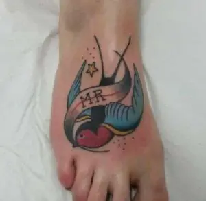 Tatuaje tradicional pie pájaro