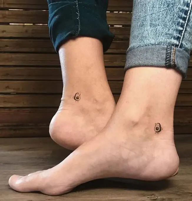 Tatuaje dos aguacates, trabajo de Estudio El Salado