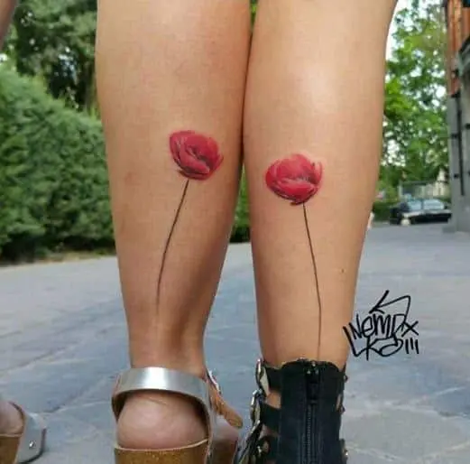 Tatuajes de hermanas con dos amapolas, trabajo de Nautilus Tattoo Gallery Vallekas