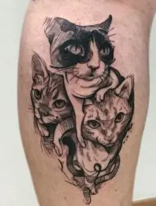 Tatuaje tres gatos en el muslo