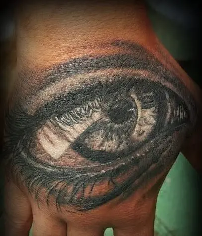 Tatuaje ojo realista en la mano, trabajo de Diogo Tattoo