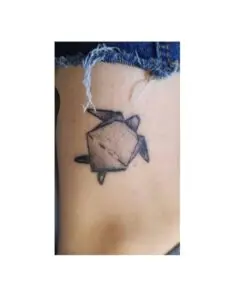 Tatuaje de una mini tortuga de origami