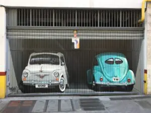 Graffiti en puerta de garaje