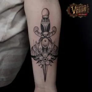 Tatuaje puñal en el brazo new school