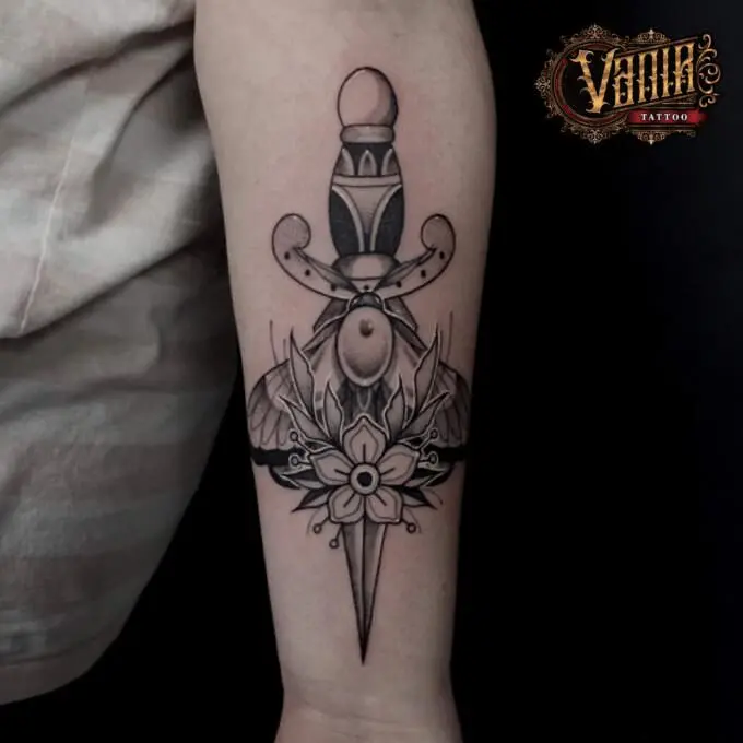 Tatuaje puñal en el brazo new school