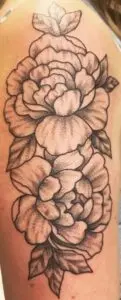 Tatuajes de rosas en negro y gris