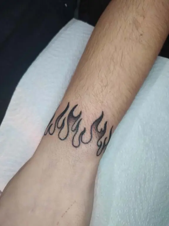 Tatuaje de llamas, trabajo de Elisabet Garcia Mora