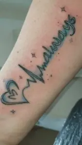 «Always» con línea de latido en el antebrazo