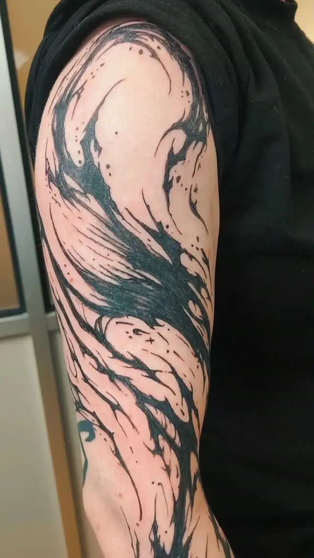 Blackwork abstracto en el brazo