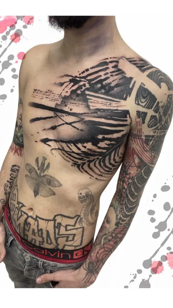 Blackwork en el torso y el estómago