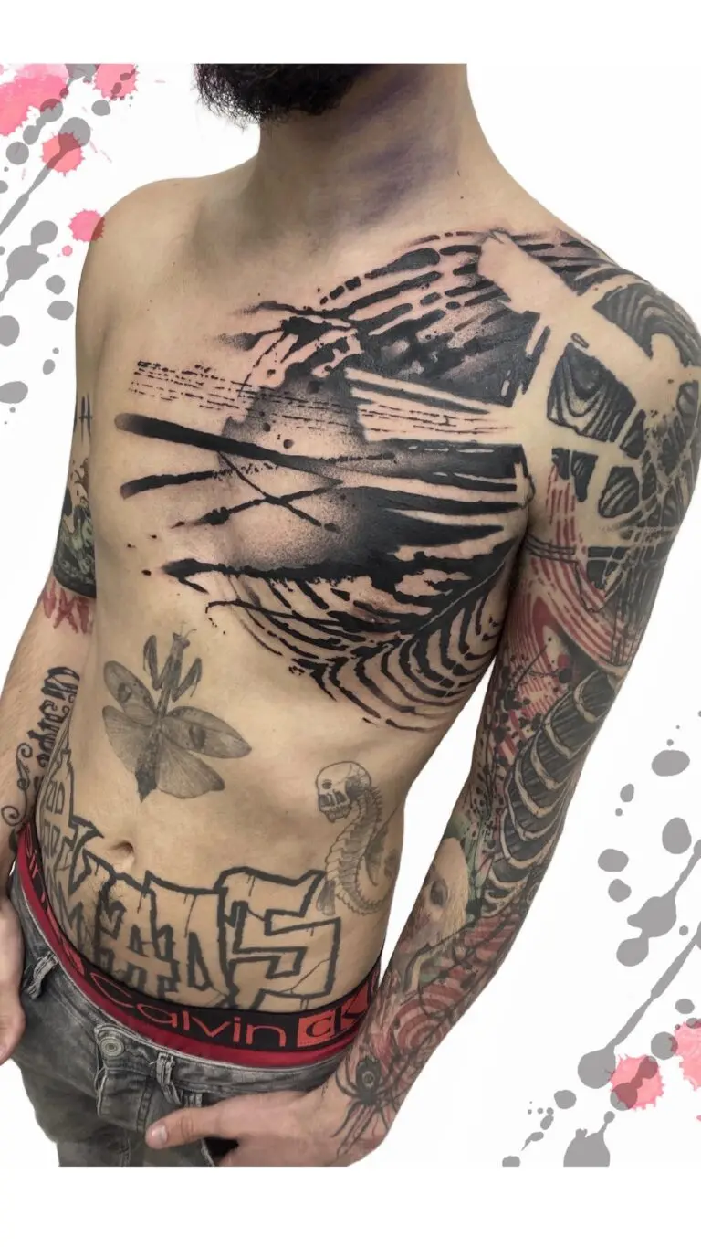 Blackwork en el torso y el estómago, trabajo de Laura Morte