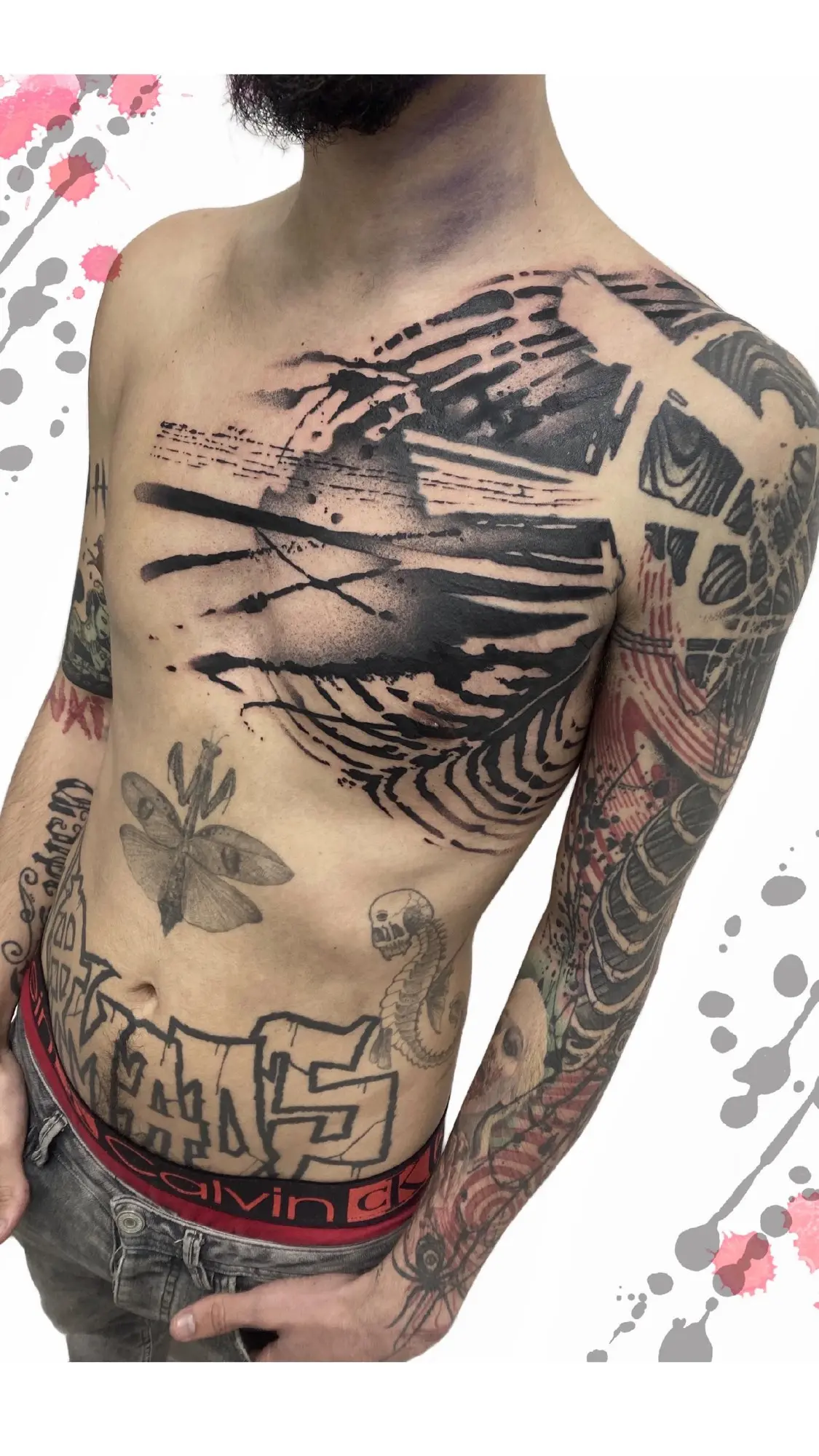 Blackwork en el torso y el estómago