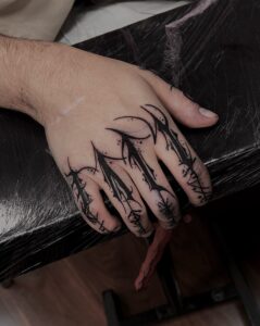 Blackwork en la mano y los dedos