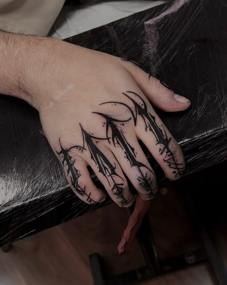 Blackwork en la mano y los dedos, trabajo de Salamanca Classic Tattoo
