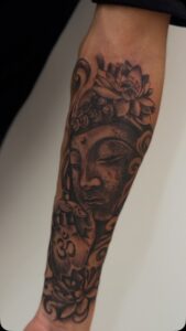 Buda con flor de loto en el antebrazo — Eva Suarez Fleitas