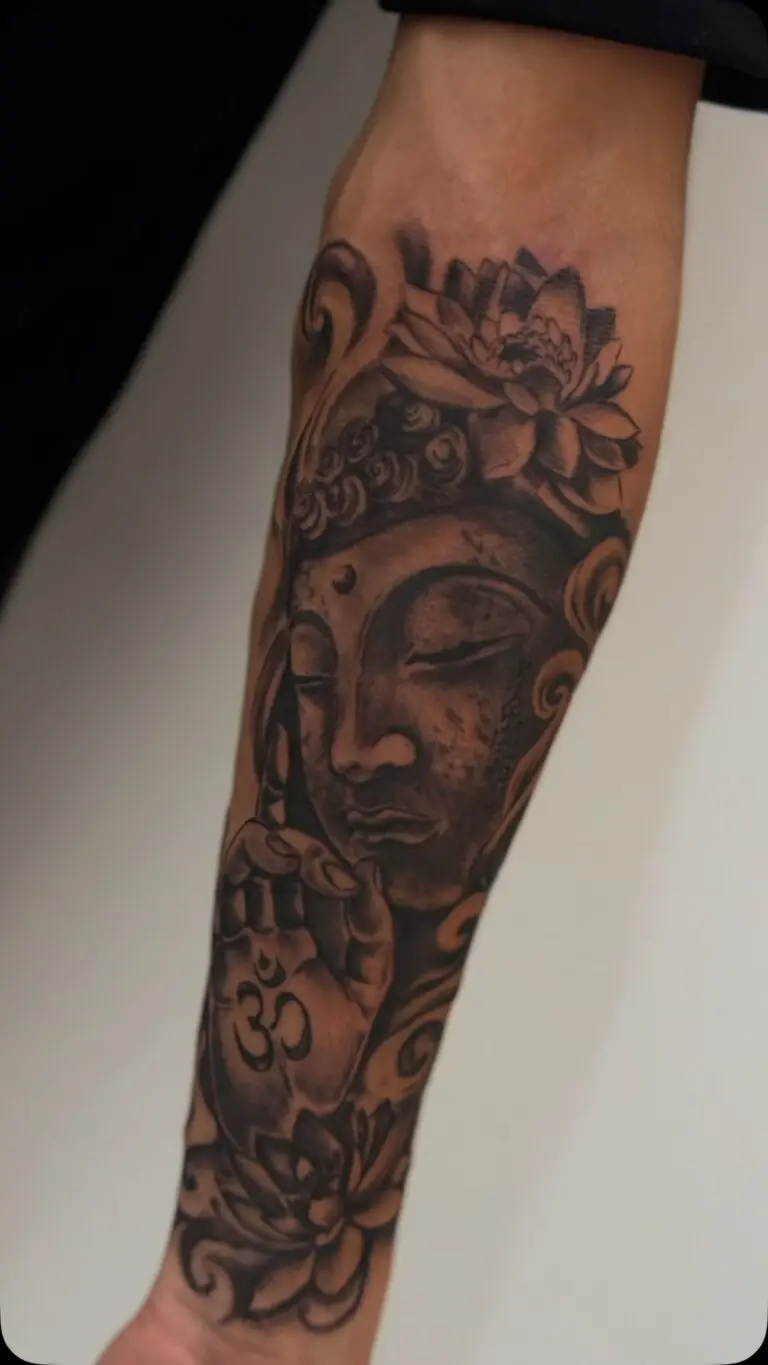 Buda con flor de loto en el antebrazo, trabajo de Eva Suarez Fleitas