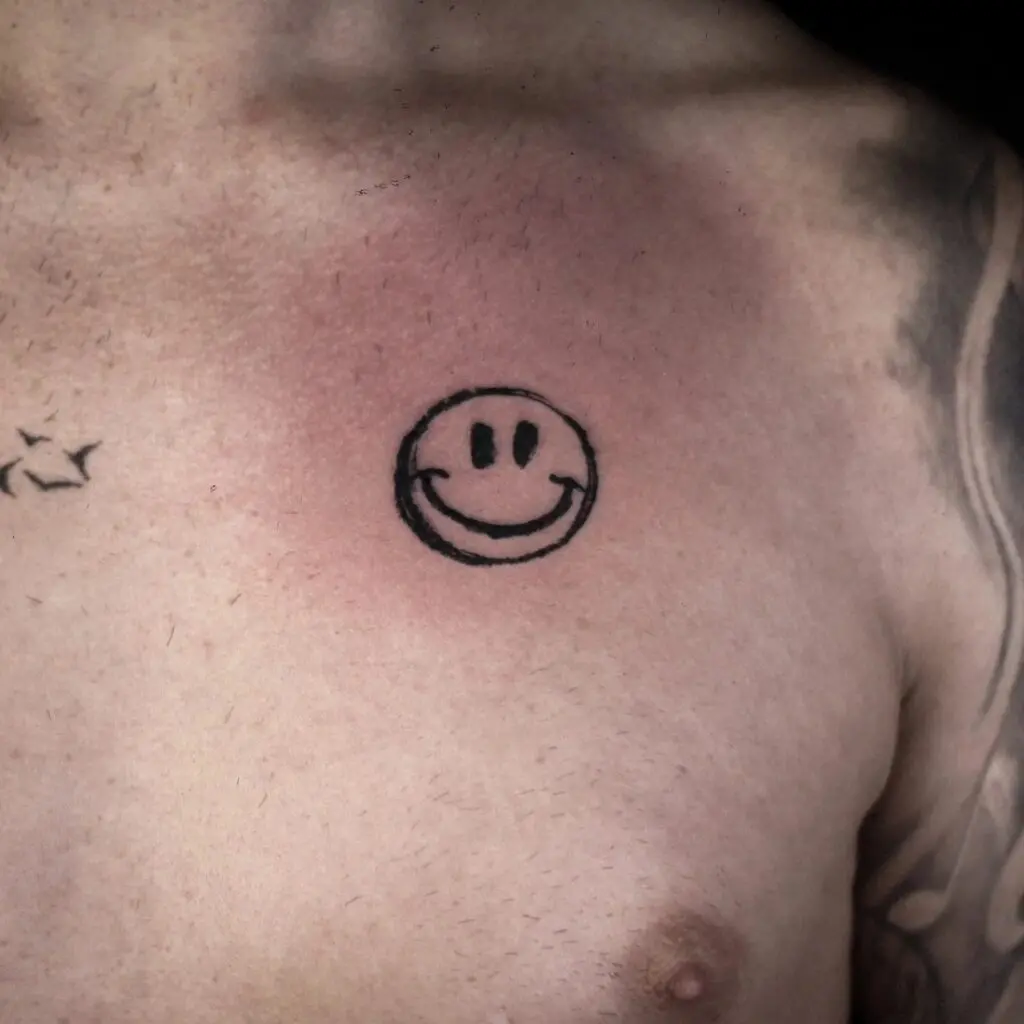 Cara sonriente en el pecho