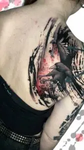 Cuervo blackwork en el hombro y la espalda