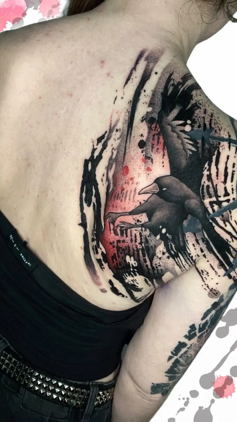 Cuervo blackwork en el hombro y la espalda, trabajo de Laura Morte