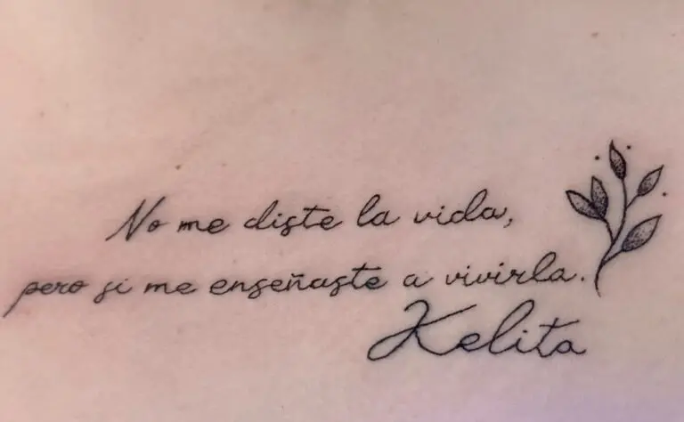 Frase bajo la clavícula, trabajo de Nautilus Tattoo Gallery Vallekas