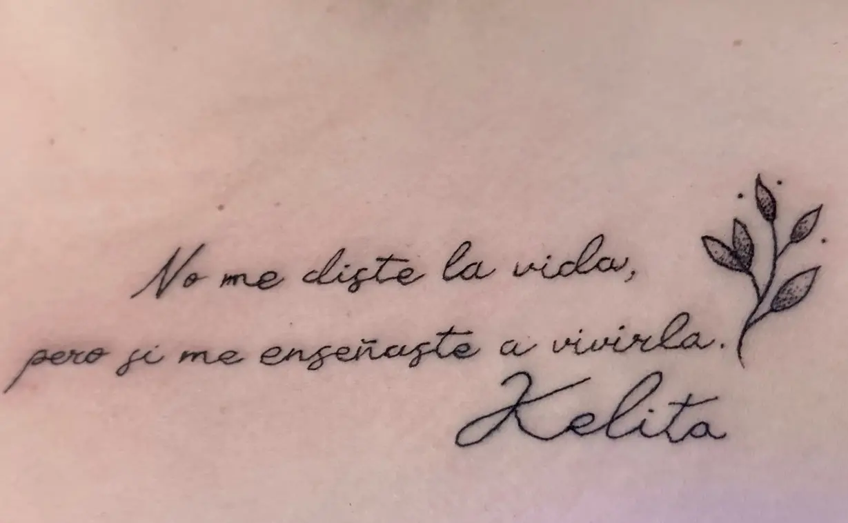 Frase bajo la clavícula
