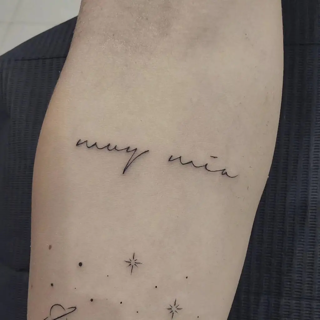 Frase en línea fina en el brazo