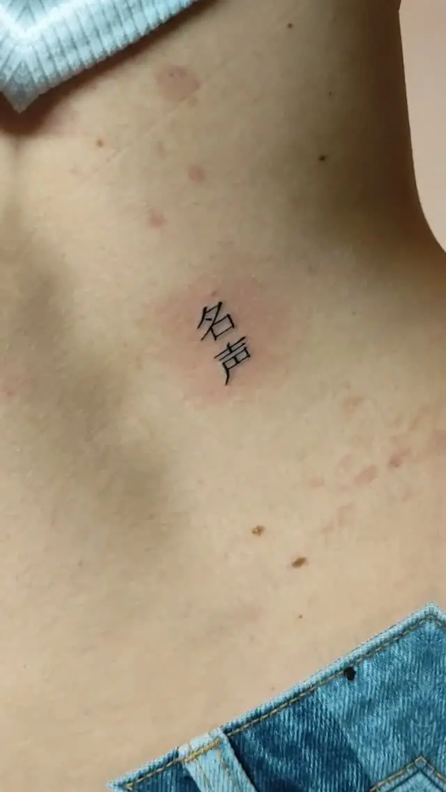 Kanji en el pecho, trabajo de Regina's Tattoo