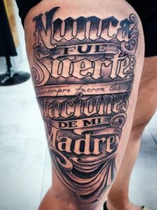 Lettering «las oraciones de mi madre» en la pierna — Juan Romera
