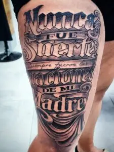 Lettering «las oraciones de mi madre» en la pierna