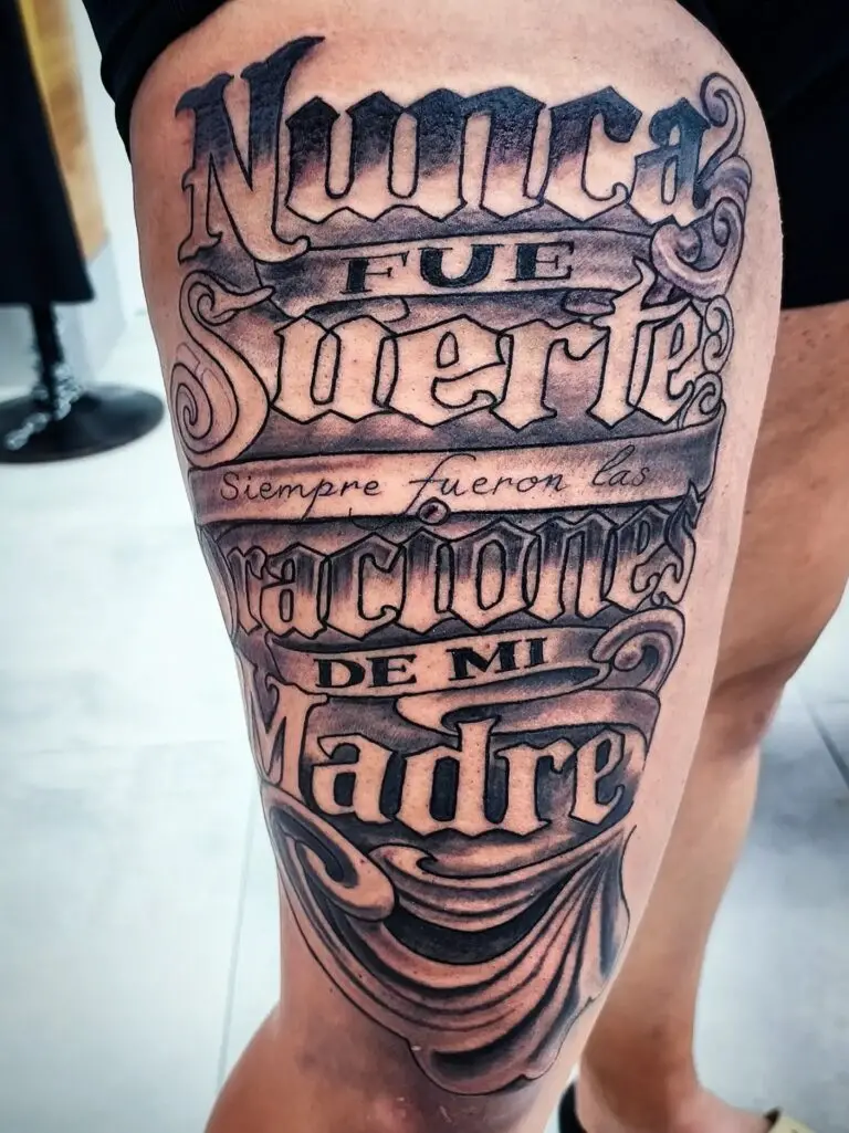 Lettering «las oraciones de mi madre» en la pierna, trabajo de Juan Romera