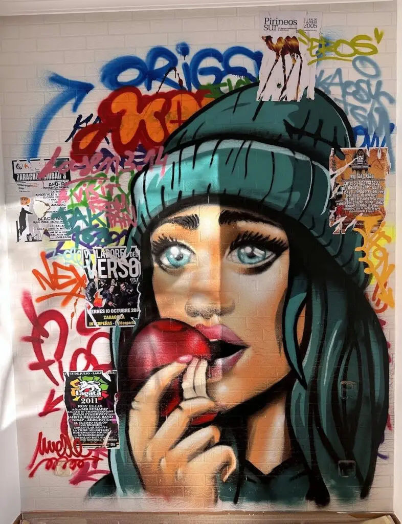 Mural de chica con gorro y manzana para fondo de YouTube en Madrid