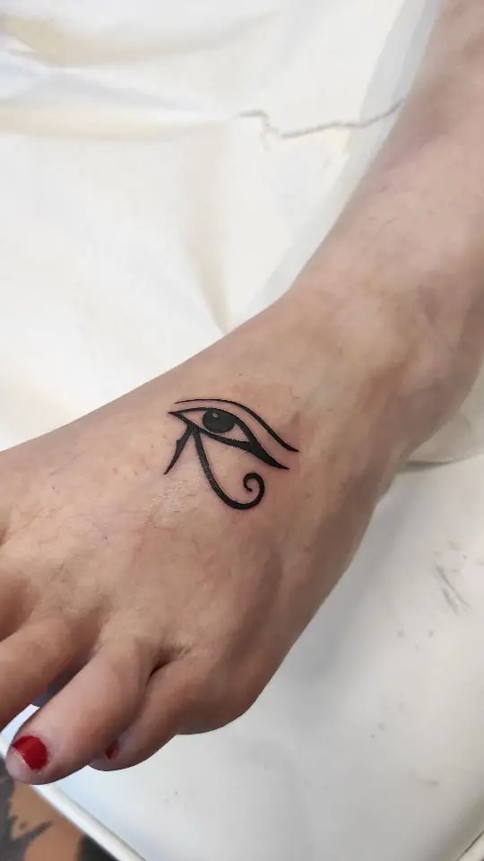 Ojo de Horus en el pie, trabajo de Regina's Tattoo