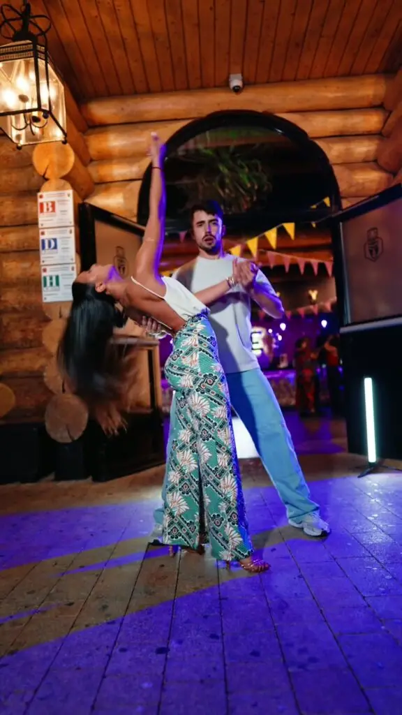 Figura de bachata con giro de la bailarina