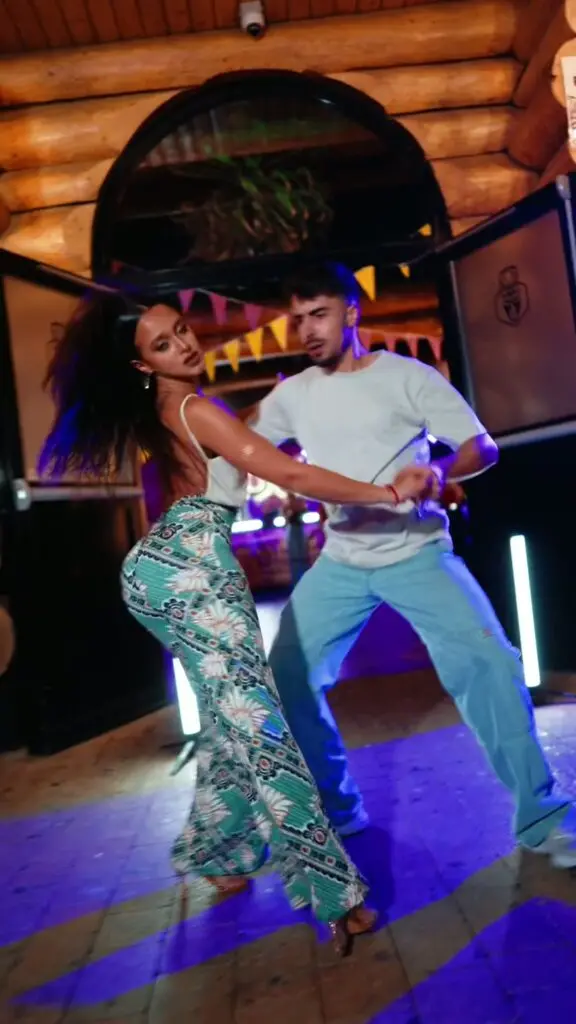 Dip de bachata sensual en exhibición